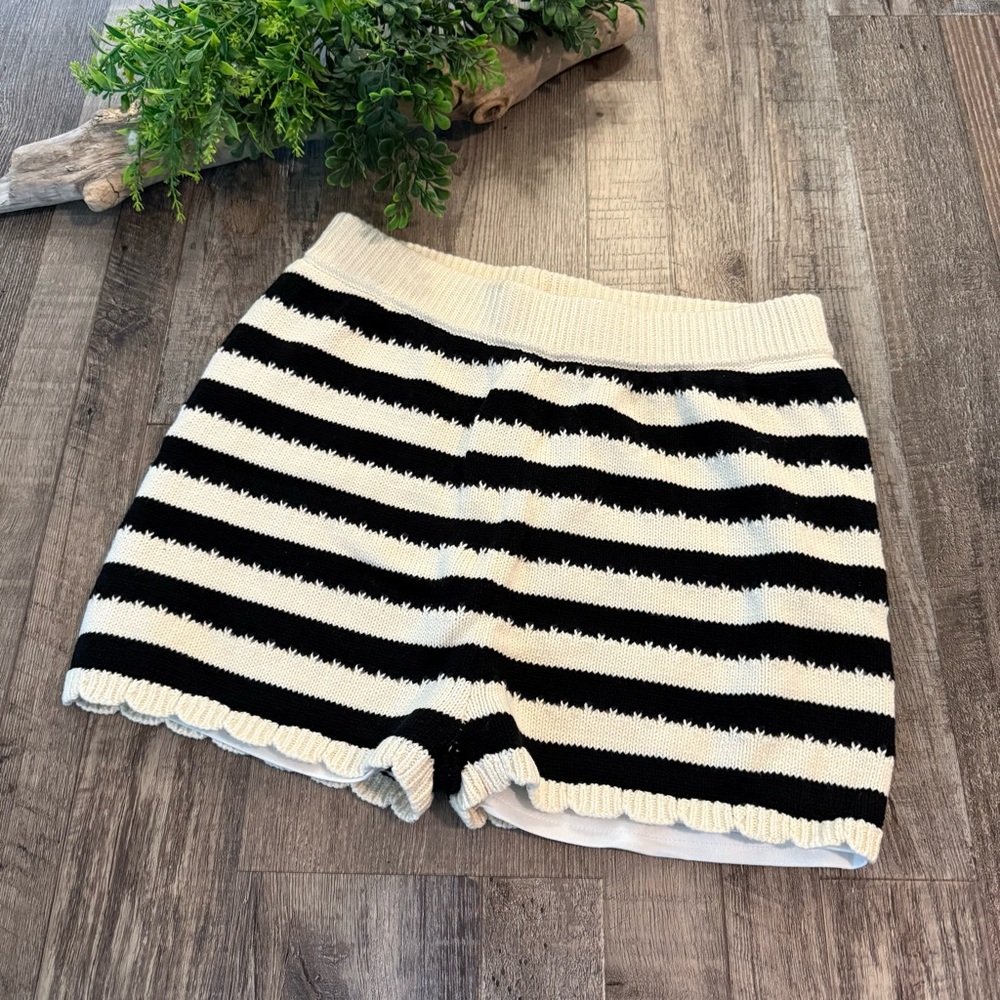 ALTAR’D STATE Crochet Shorts Fully Lined Size Small